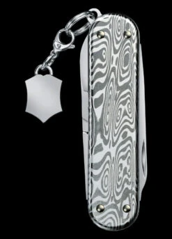 Victorinox Classic SD Brilliant Damascus 16 Victorinox Classic SD Brilliant Damascus -Nitecore || Fenix Officials BMC 0622134.2 33746.1671193496.1280.1280 21413.1671207008