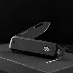 James Brand "The Elko" Aluminium Black 12 James Brand "The Elko" Aluminium Black -Nitecore || Fenix Officials JB KN117100 00.1.2 49338.1652185222